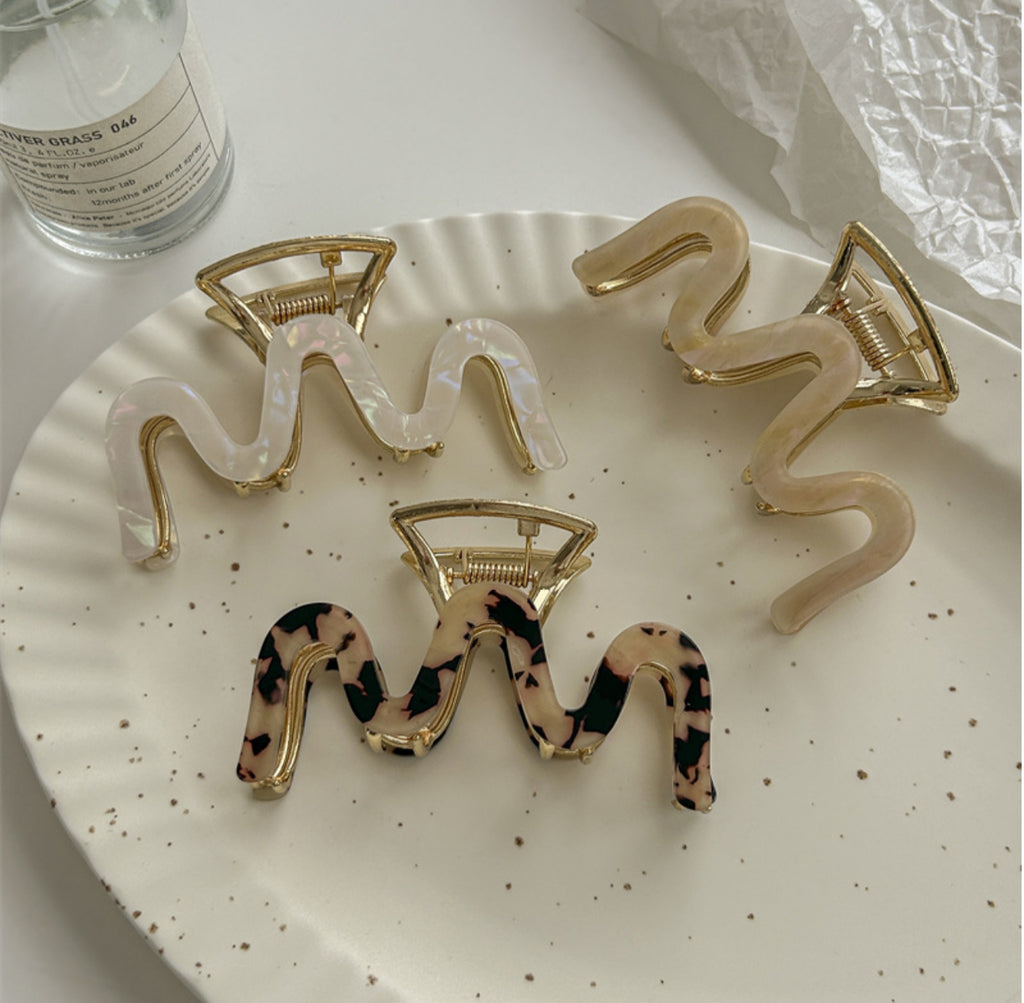 Wavy Pearl Hair Claw