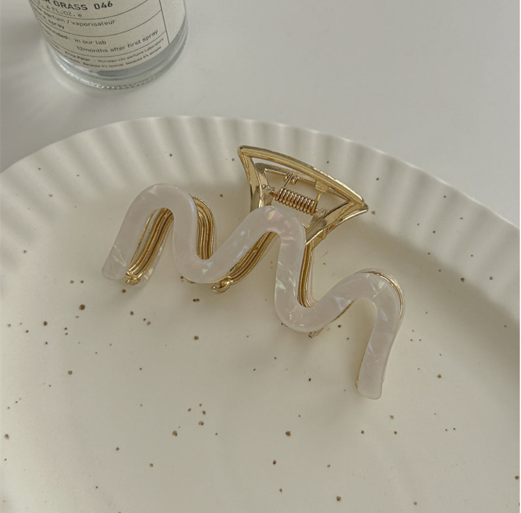 Wavy Pearl Hair Claw