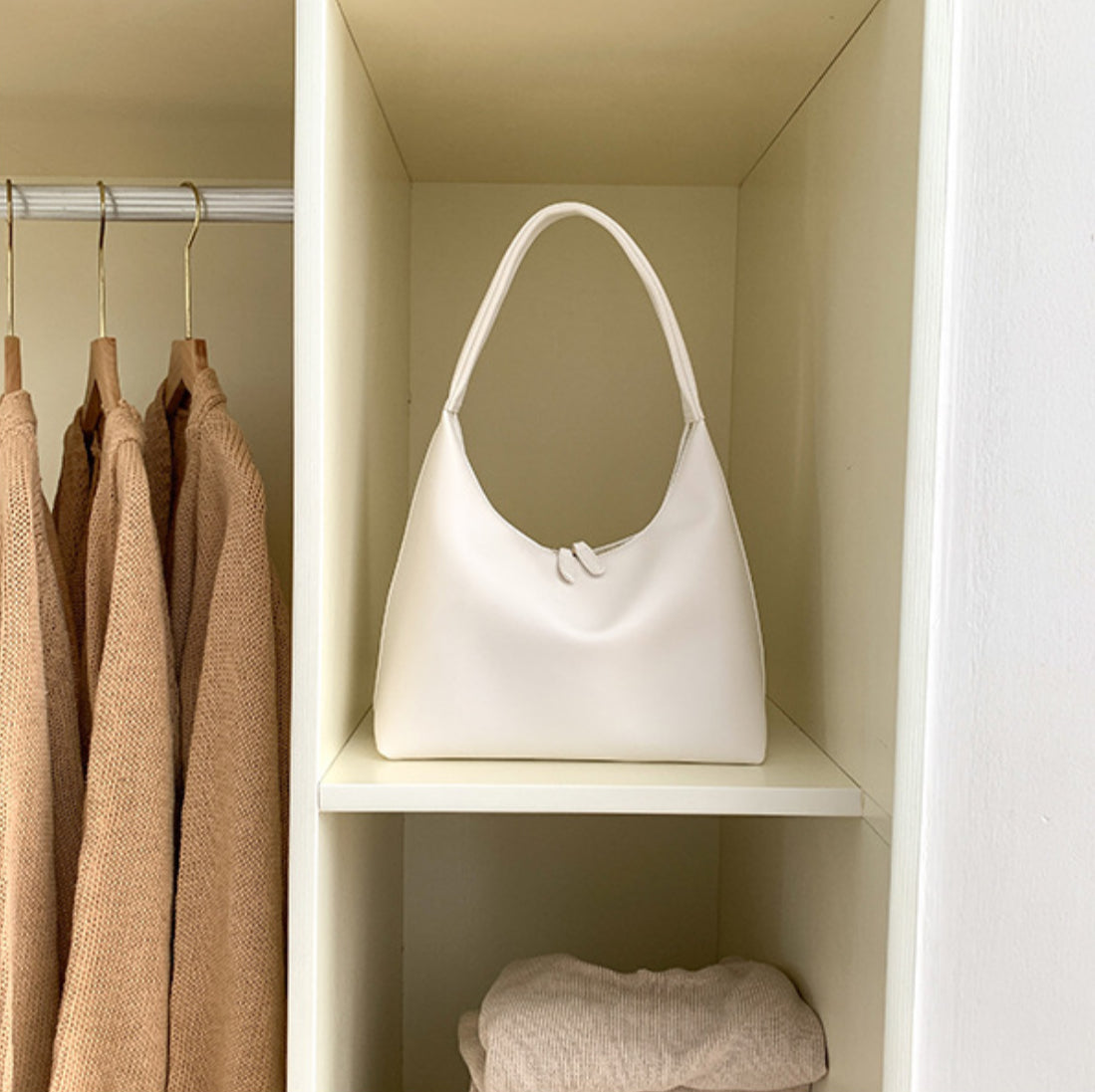 Aira Curve Shoulder Bag